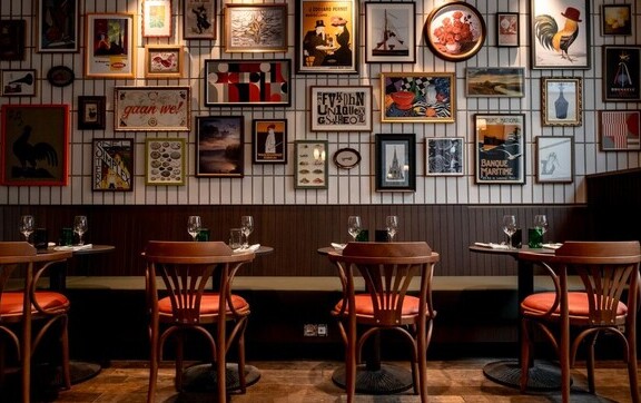TEL UN COQ EN PÂTE, ROTISSE FAIT SON ENTRÉE EN SCÈNE AU CŒUR DE BRUXELLES