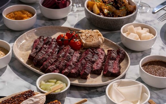 Saturday Social im JW Steakhouse Berlin kehrt zurück: BBQ auf der Terrasse jeden Samstag