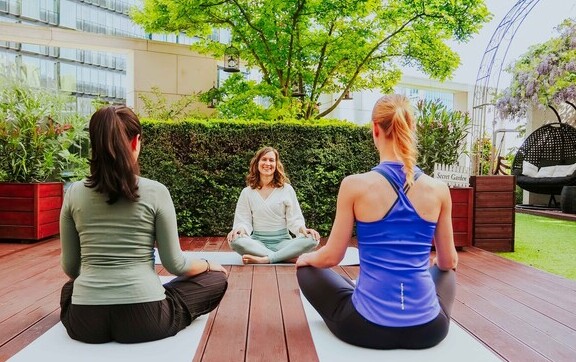 Ein neues Samstagsritual: „Yoga & Lunch“ im Secret Champagne Garden des The Ritz-Carlton, Berlin