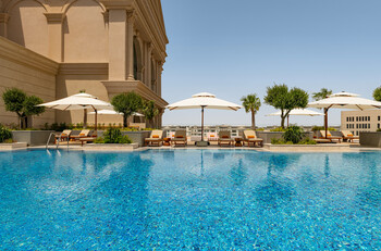 Le Meridien City Center Doha - Swimming Pool