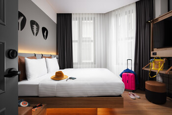 Moxy Istanbul Beyoğlu - Queen Room Atrium View