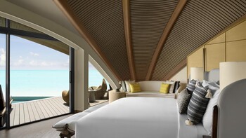 Nujuma - Overwater Villa - King bed