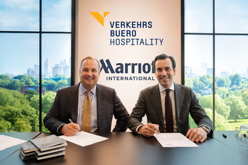 Signing ceremony with Marriott International President & CEO Anthony Capuano and CEO of VERKEHRSBUERO Martin Winkler (Copyright - Marriott International)