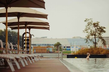 The Ritz-Carlton Wolfsburg Infinitypool (c) Marriott International