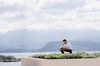 Theodoros Karinos auf Flachdach (c) JW Marriott Crete