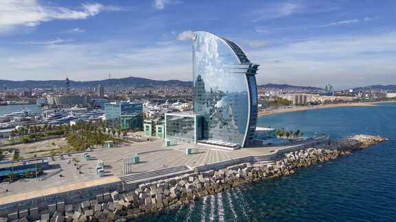 W Barcelona, Creps al Born, Pachamama BCN, y El Agite celebran Deep Clean Barcelona, una jornada de concienciación medioambiental, con la limpieza de la playa de la Barceloneta y el fondo marino