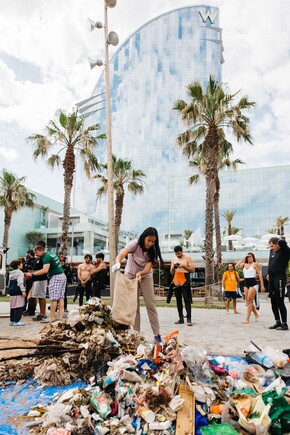 W Barcelona, Creps al Born, Pachamama BCN, y El Agite recogen 177 kilos de residuos entre la playa y el fondo marino de la Barceloneta